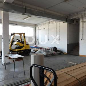 MATULJI, JUŠIĆI- hala / skladište / poslovni prostor 450m2 na odličnoj lokaciji + okoliš 300m2 za najam