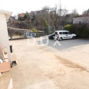 MATULJI, JUŠIĆI- hala / skladište / poslovni prostor 450m2 na odličnoj lokaciji + okoliš 300m2 za najam