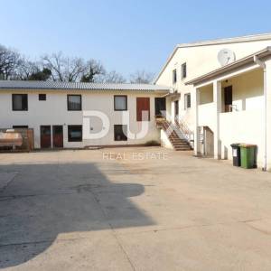 MATULJI, JUŠIĆI- hala / skladište / poslovni prostor 450m2 na odličnoj lokaciji + okoliš 300m2 za najam