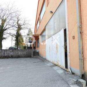 MATULJI, JUŠIĆI- hala / skladište / poslovni prostor 1100m2 na odličnoj lokaciji + okoliš 500m2 za najam
