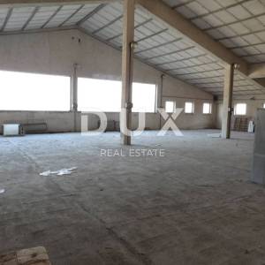 MATULJI, JUŠIĆI- hala / skladište / poslovni prostor 1100m2 na odličnoj lokaciji + okoliš 500m2 za najam