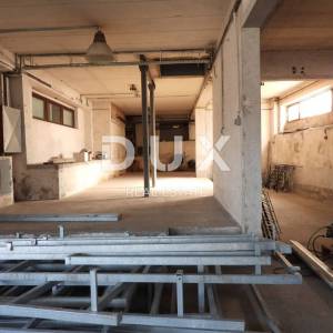 MATULJI, JUŠIĆI- hala / skladište / poslovni prostor 1100m2 na odličnoj lokaciji + okoliš 500m2 za najam