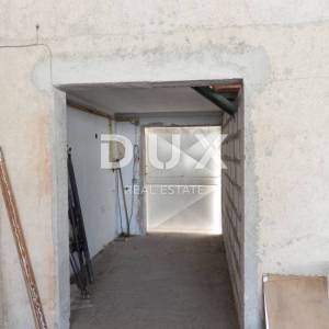 MATULJI, JUŠIĆI- hala / skladište / poslovni prostor 1100m2 na odličnoj lokaciji + okoliš 500m2 za najam