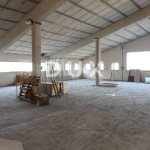 MATULJI, JUŠIĆI- hala / skladište / poslovni prostor 1100m2 na odličnoj lokaciji + okoliš 500m2 za najam