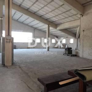 MATULJI, JUŠIĆI- hala / skladište / poslovni prostor 1100m2 na odličnoj lokaciji + okoliš 500m2 za najam