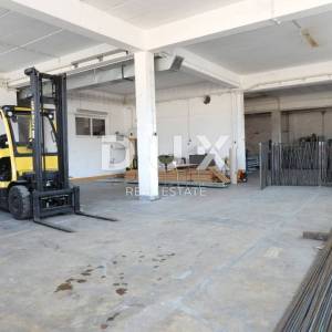 MATULJI, JUŠIĆI- hala / skladište / poslovni prostor 1100m2 na odličnoj lokaciji + okoliš 500m2 za najam