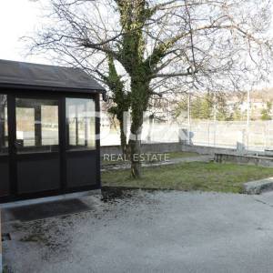 MATULJI, JUŠIĆI- hala / skladište / poslovni prostor 1100m2 na odličnoj lokaciji + okoliš 500m2 za najam