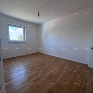 Moderan trosoban stan s velikom terasom i 2 parkirna mjesta