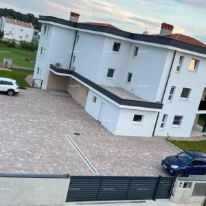 Moderan trosoban stan s velikom terasom i 2 parkirna mjesta