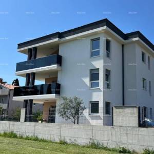 Moderan trosoban stan s velikom terasom i 2 parkirna mjesta