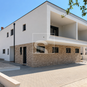 Moderna dvojna vila s bazenom, 3 spavaće 1,5 km do mora