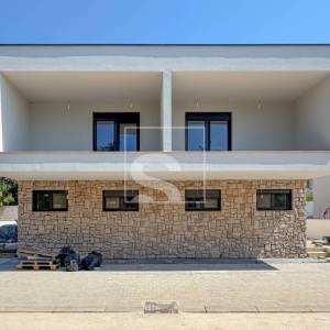 Moderna dvojna vila s bazenom, 3 spavaće 1,5 km do mora