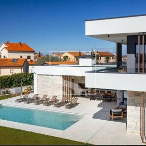 Moderna vila s 4 spavaće sobe, bazenom 1500 metra od mora