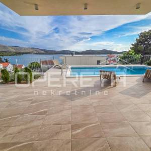 Moderna vila s bazenom i pogledom na more – 150 m od plaže