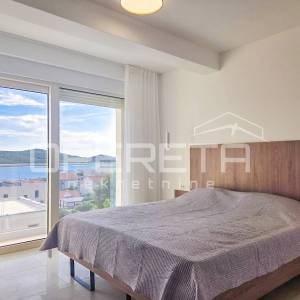 Moderna vila s bazenom i pogledom na more – 150 m od plaže