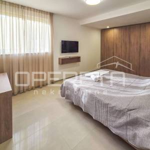 Moderna vila s bazenom i pogledom na more – 150 m od plaže