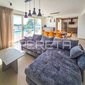 Moderna vila s bazenom i pogledom na more – 150 m od plaže