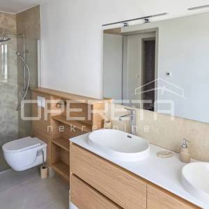 Moderna vila s bazenom i pogledom na more – 150 m od plaže