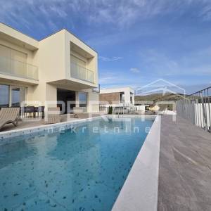 Moderna vila s bazenom i pogledom na more – 150 m od plaže