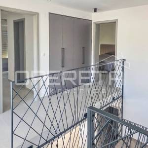 Moderna vila s bazenom i pogledom na more – 150 m od plaže