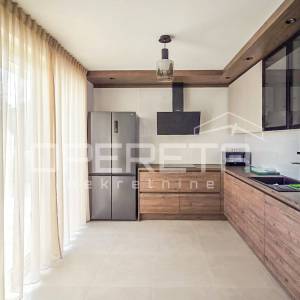 Moderna vila s bazenom i pogledom na more – 150 m od plaže