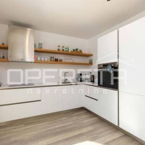 Moderna vila s bazenom u blizini mora – istočna Istra

