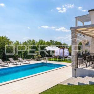 Moderna vila s bazenom u blizini mora – istočna Istra

