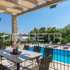 Moderna vila s bazenom u blizini mora – istočna Istra

