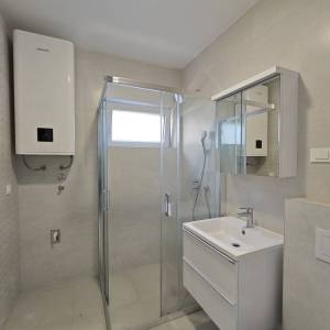 NOVALJA - Novogradnja, apartman s vrtom i prostranom terasom