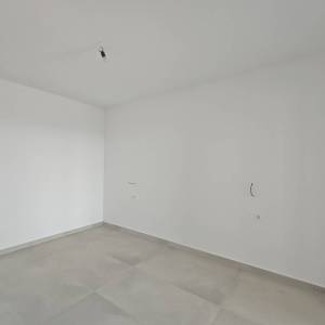 NOVALJA - Novogradnja, apartman s vrtom i prostranom terasom