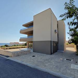 NOVALJA - Novogradnja, apartman s vrtom i prostranom terasom