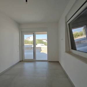 NOVALJA - Novogradnja, apartman s vrtom i prostranom terasom