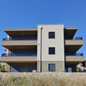NOVALJA - Novogradnja, apartman s vrtom i prostranom terasom