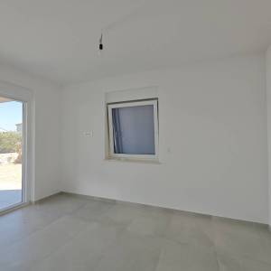 NOVALJA - Novogradnja, apartman s vrtom i prostranom terasom