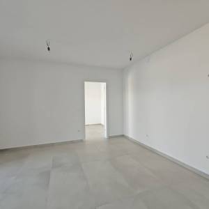 NOVALJA - Novogradnja, apartman s vrtom i prostranom terasom