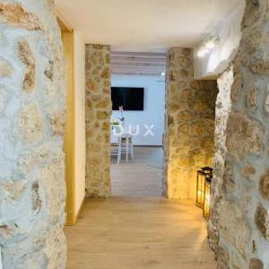 NOVI VINODOLSKI, BRIBIR - Kamena vila s bazenom