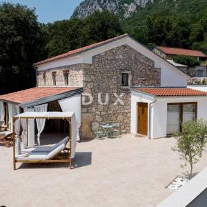 NOVI VINODOLSKI, BRIBIR - Kamena vila s bazenom