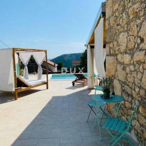 NOVI VINODOLSKI, BRIBIR - Kamena vila s bazenom