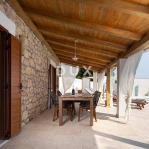 NOVI VINODOLSKI, BRIBIR - Kamena vila s bazenom