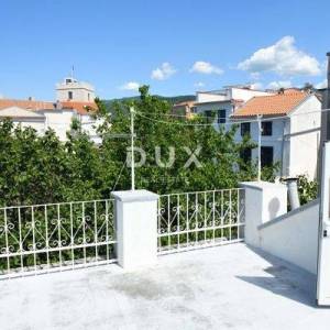 NOVI VINODOLSKI - Dvojna kamena kuća u centru s pogledom na more