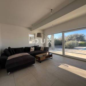 NOVI VINODOLSKI, KLENOVICA- moderna villa 170 m2 s prekrasnim pogledom na more i bazenom + uređena okućnica 600