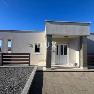 NOVI VINODOLSKI, KLENOVICA- moderna villa 170 m2 s prekrasnim pogledom na more i bazenom + uređena okućnica 600