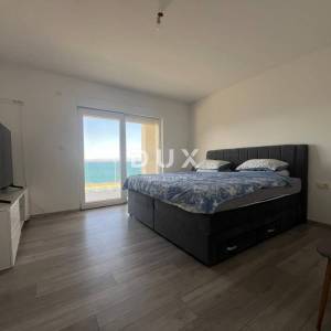 NOVI VINODOLSKI, KLENOVICA- moderna villa 170 m2 s prekrasnim pogledom na more i bazenom + uređena okućnica 600