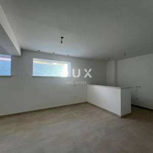 NOVI VINODOLSKI, KLENOVICA- moderna villa 170 m2 s prekrasnim pogledom na more i bazenom + uređena okućnica 600