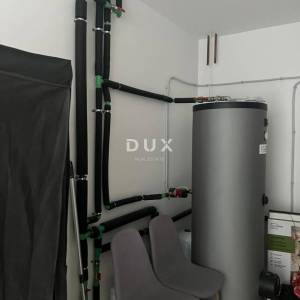 NOVI VINODOLSKI, KLENOVICA- moderna villa 170 m2 s prekrasnim pogledom na more i bazenom + uređena okućnica 600