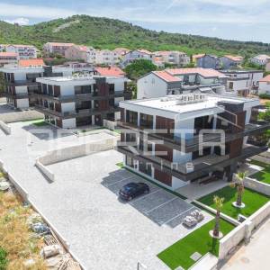 Novogradnja u Staroj Novalji – 2sb stan s vrtom