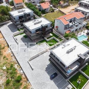 Novogradnja u Staroj Novalji - 2sb s velikom terasom i otvorenim pogledom na mor