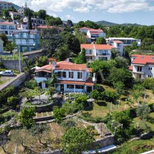 Obiteljska kuća sa velikom okućnicom i pogledom na Kvarner