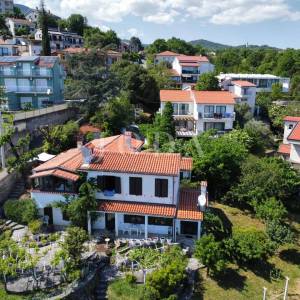 Obiteljska kuća sa velikom okućnicom i pogledom na Kvarner
