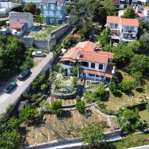 Obiteljska kuća sa velikom okućnicom i pogledom na Kvarner